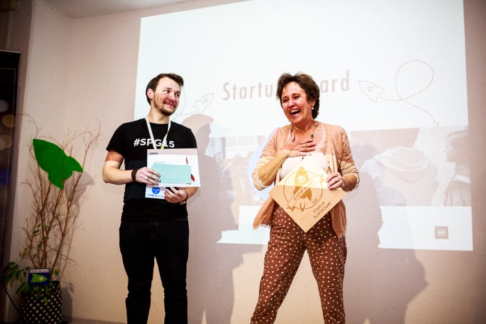 Die zu Tränen gerührte Startup Award-Siegerin Christiane Weninger.